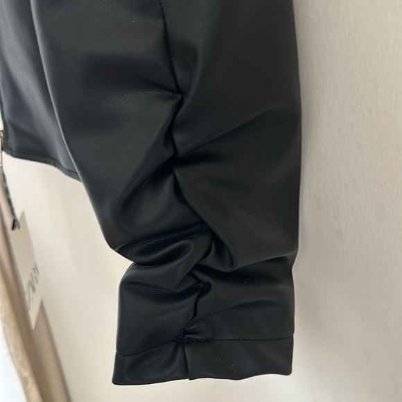 Zara Black Faux Leather Fitted Zip-Up Jacket Ruched 3/4 Sleeve Size Large - Picture 4 of 6